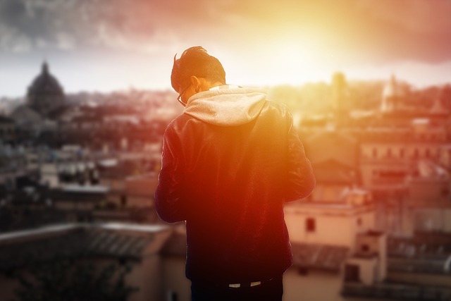 Fra kontorstol til køkkenbord: Holdningskorrigerende tøj virker hele dagen